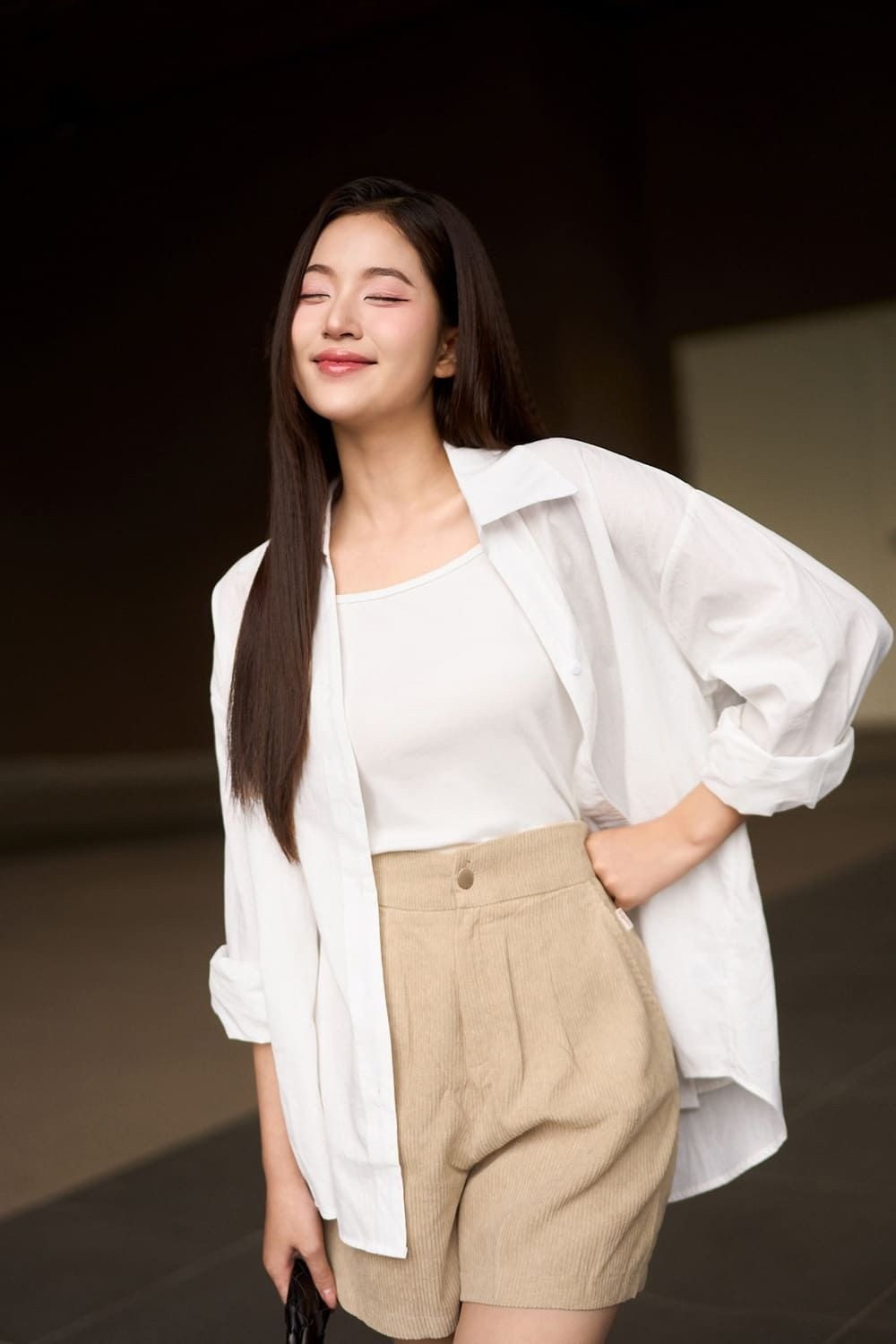 Gợi ý 12: Phóng khoáng, tự tại cùng sơ mi trắng và quần short nhung tăm