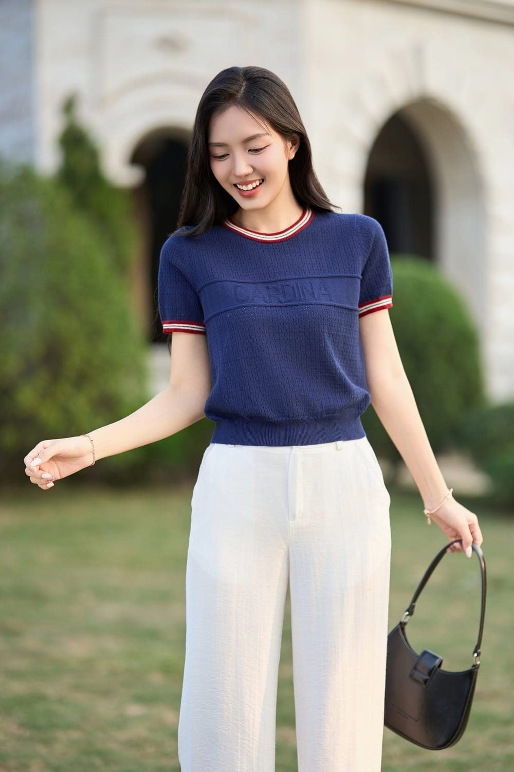 Gợi ý 13: Năng động preppy-chic với áo thun dệt kim và quần trắng