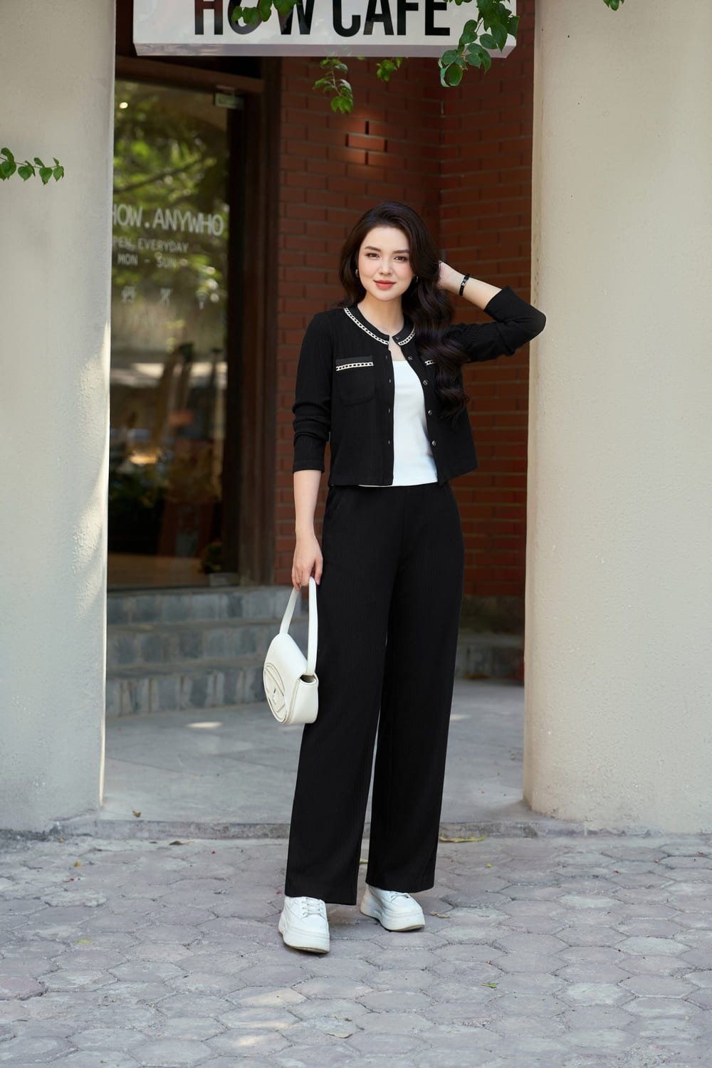 Gợi ý 16: Sang trọng kiểu Pháp với set đồ tweed đen