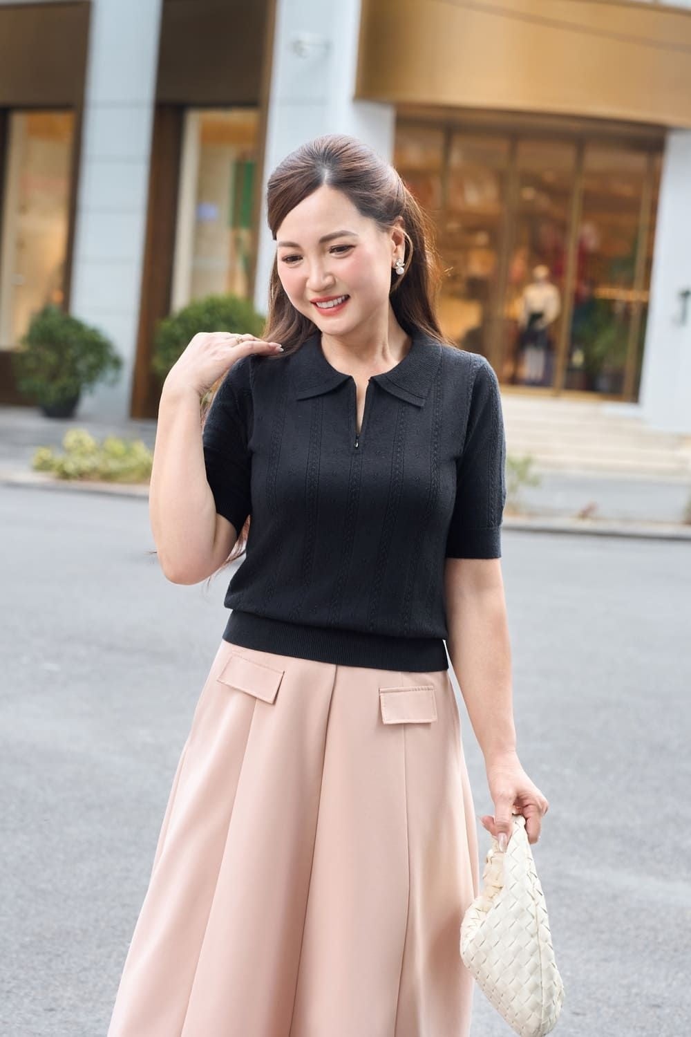 Gợi ý 2: Thanh lịch, cổ điển cùng áo len dệt kim và chân váy midi