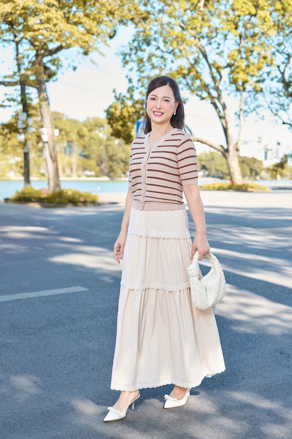 Gợi ý 3: Nhẹ nhàng, lãng mạn với cardigan và chân váy maxi