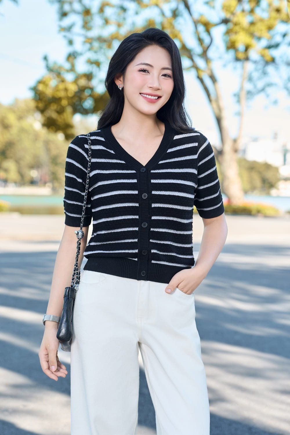 Gợi ý 4: Tối giản, hiện đại với cardigan sọc và quần culottes trắng