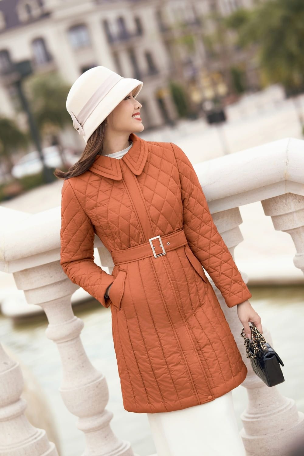 Phối áo khoác cổ bẻ với váy liền/đầm