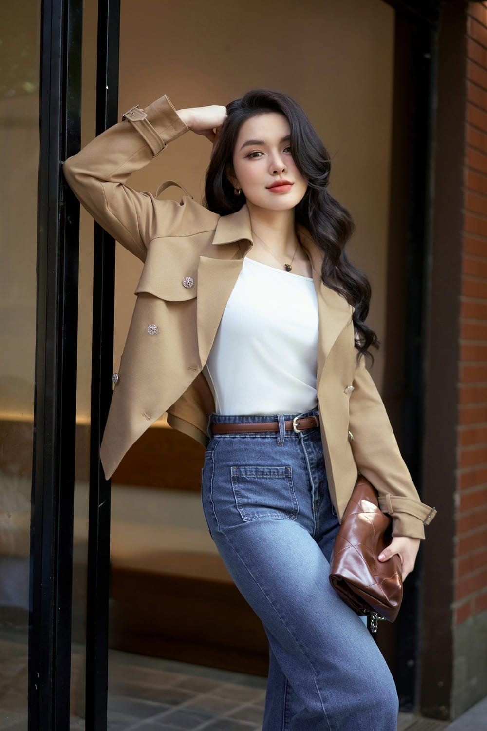 Phối áo khoác cổ bẻ với quần jeans