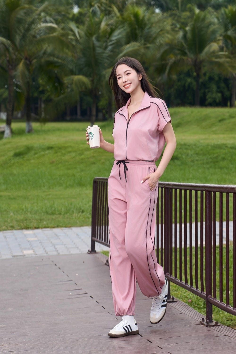 Gợi ý 9: Ngọt ngào, tiện dụng với bộ đồ nỉ màu hồng pastel