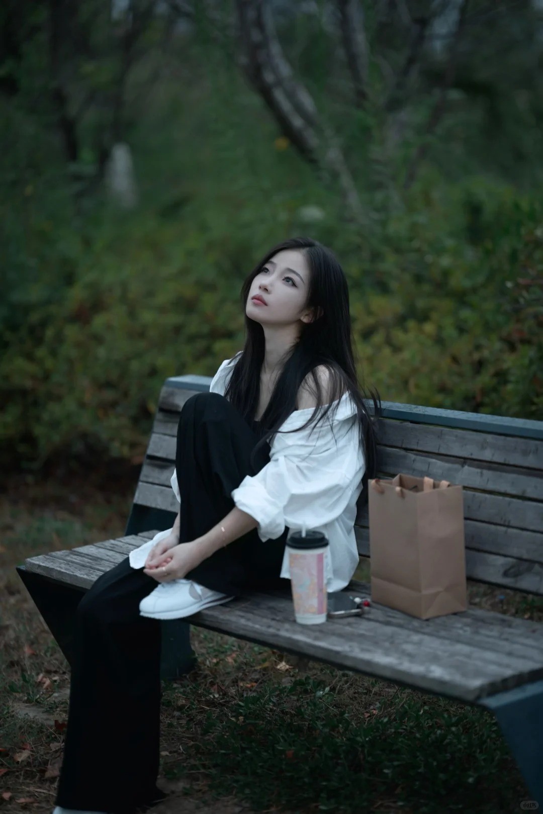 8. Lẻ loi trên ghế công viên