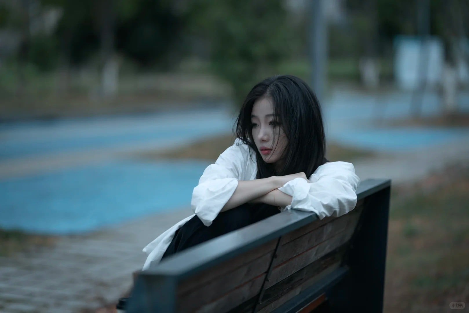 9. Tựa lưng vào ghế, ánh mắt xa vắng