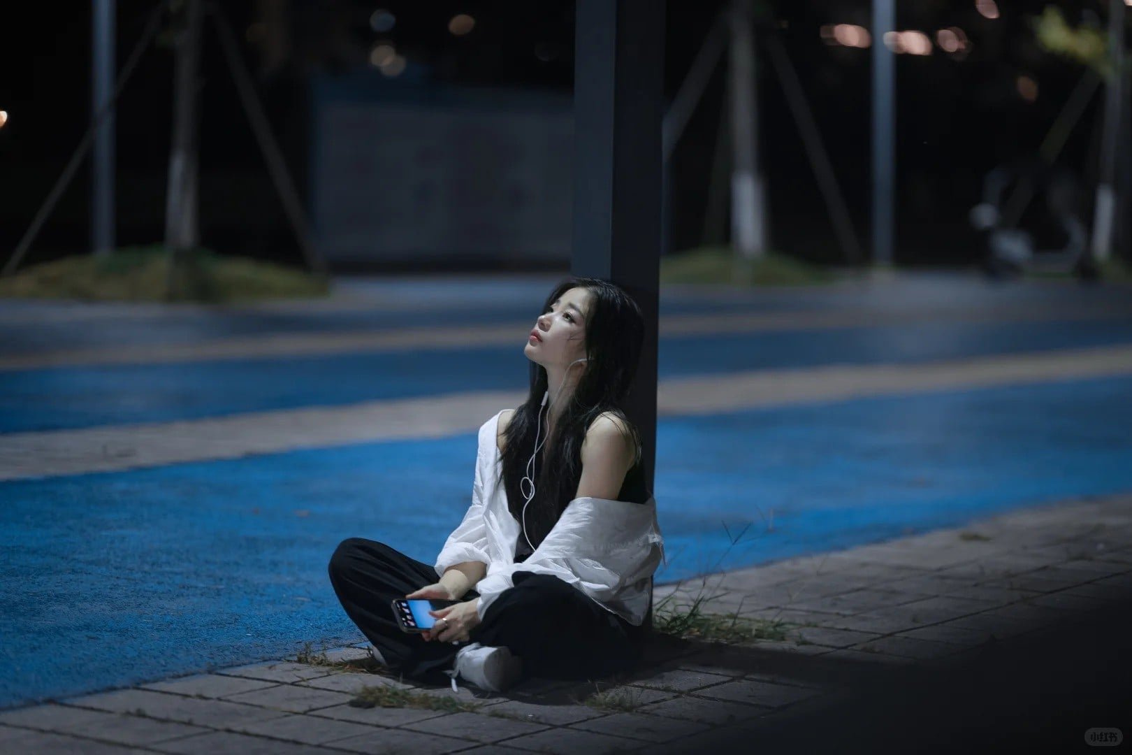 10. Ngồi bệt giữa đêm, chìm vào âm nhạc