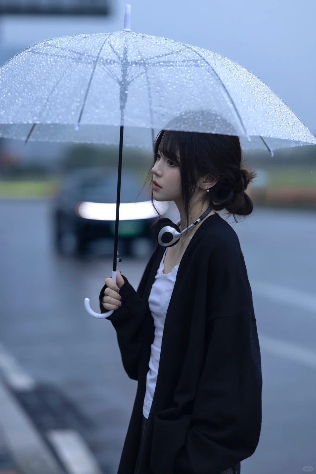 12. Đứng bên đường với chiếc ô trong suốt