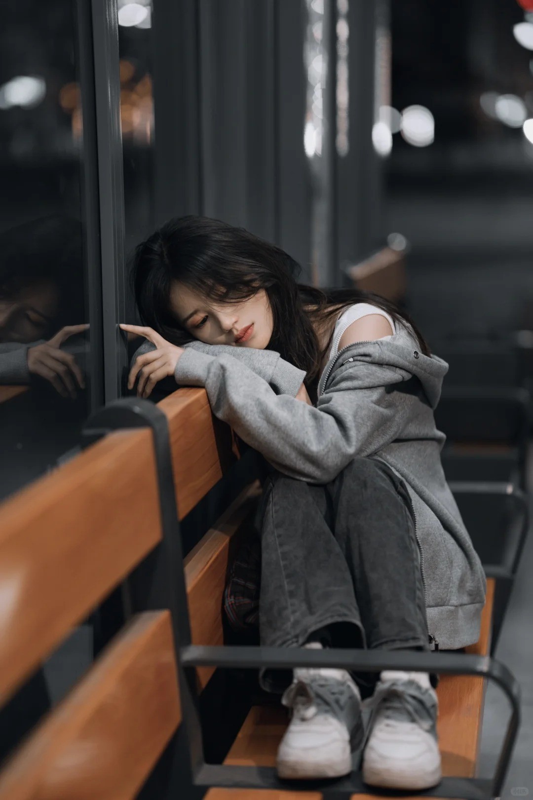 13. Gục đầu ngủ quên ở trạm chờ