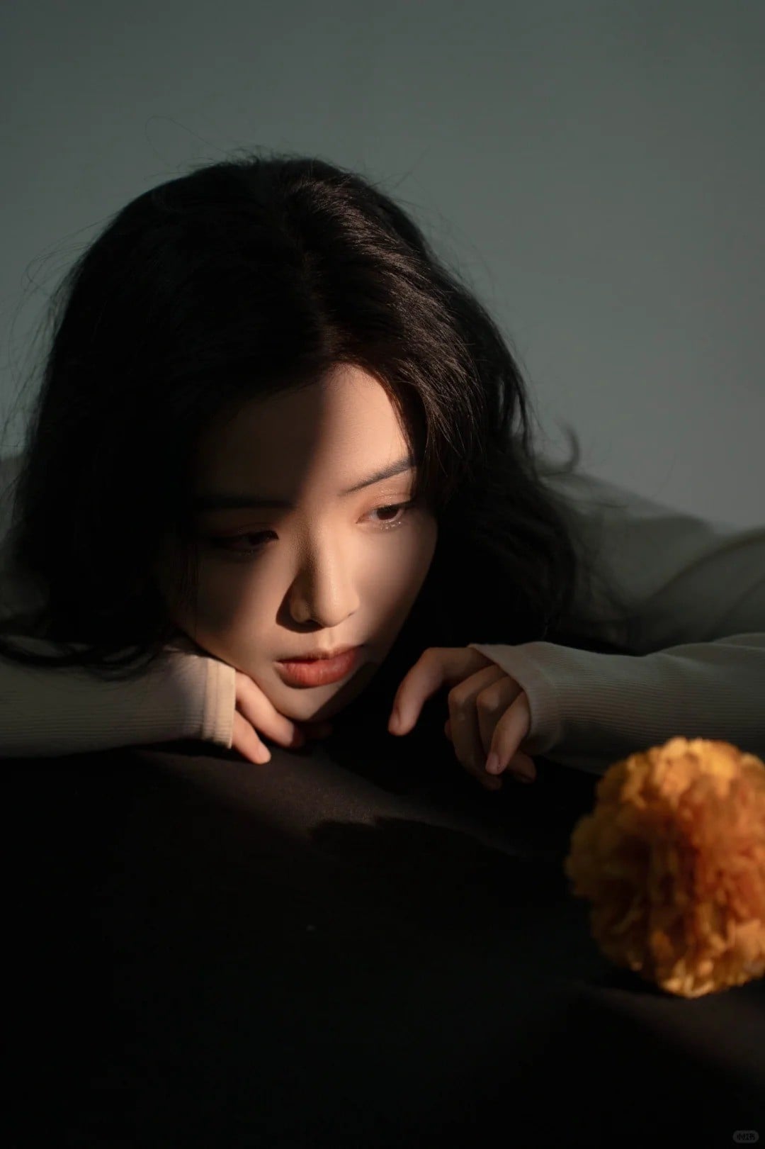 18. Gục mặt trầm tư bên bông hoa