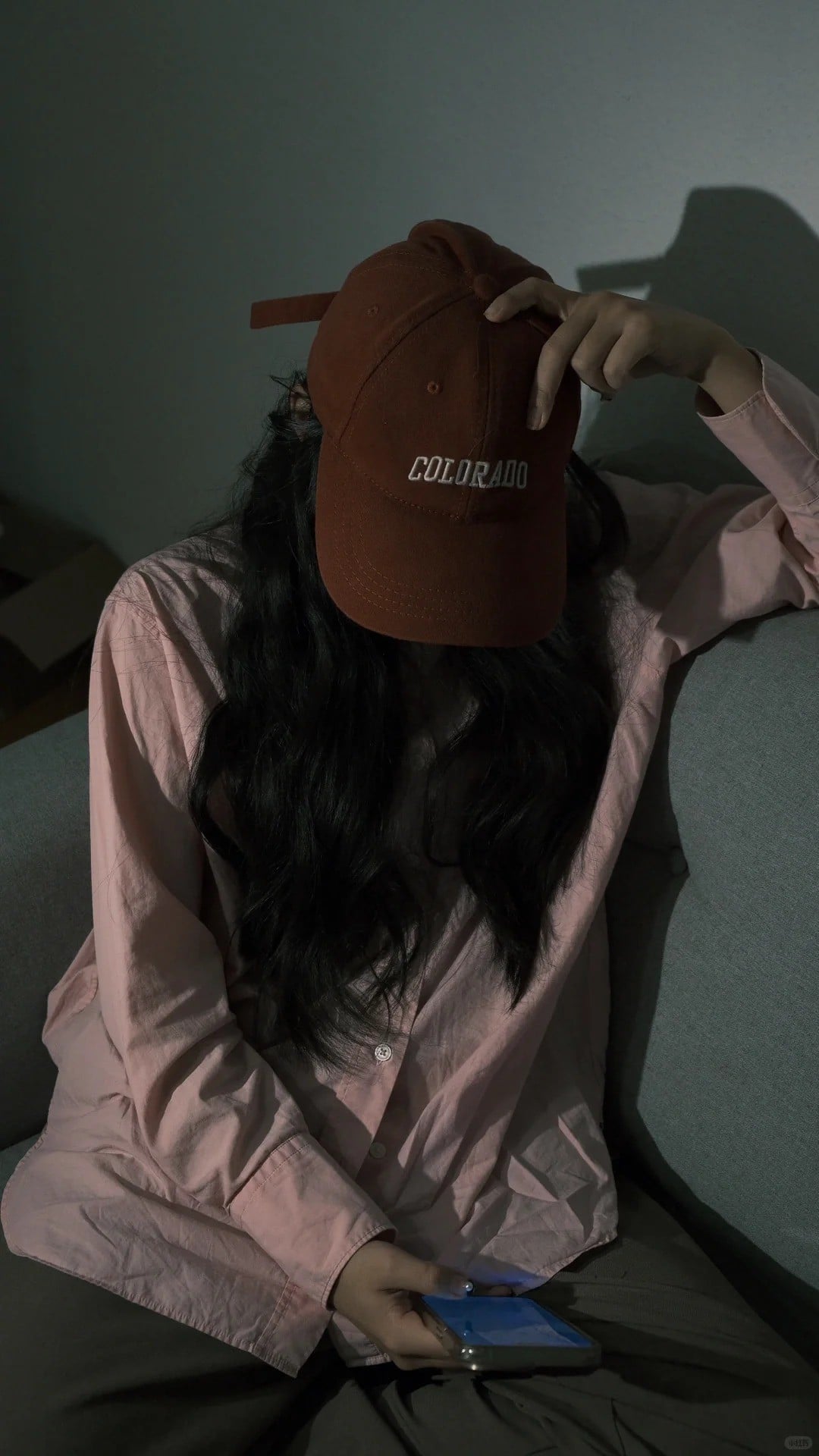 1. Dùng mũ che đi cảm xúc