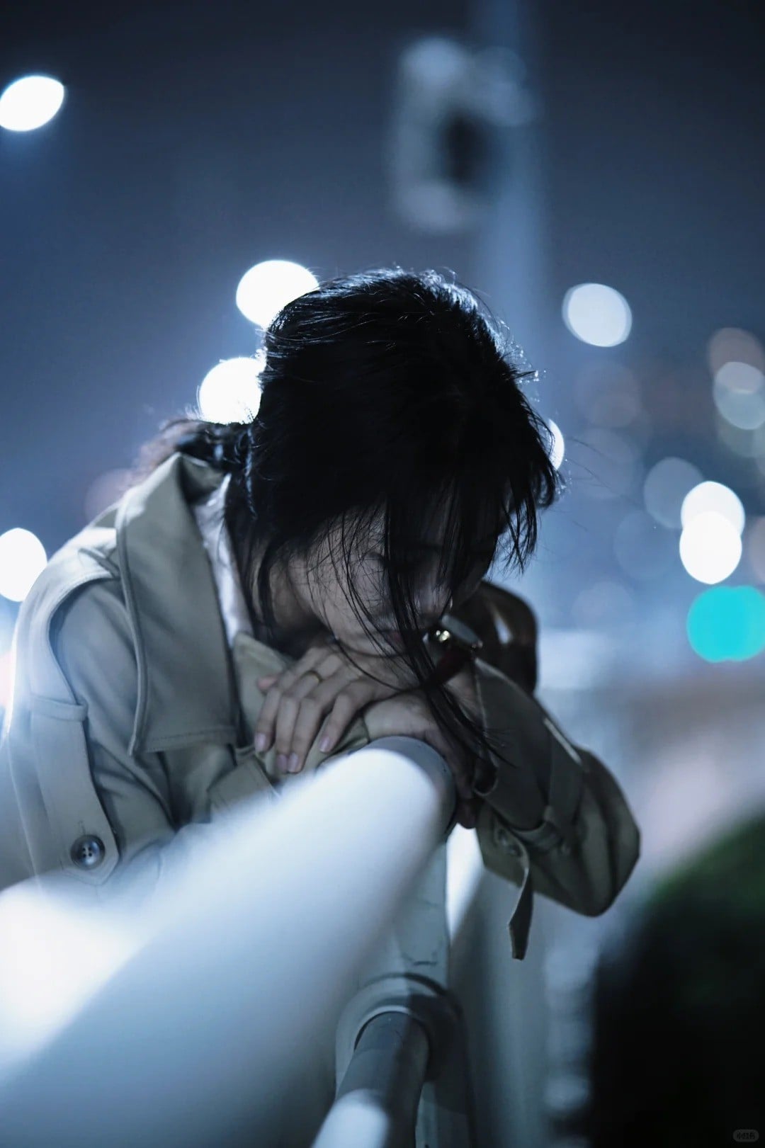 21. Gục đầu trên lan can đêm