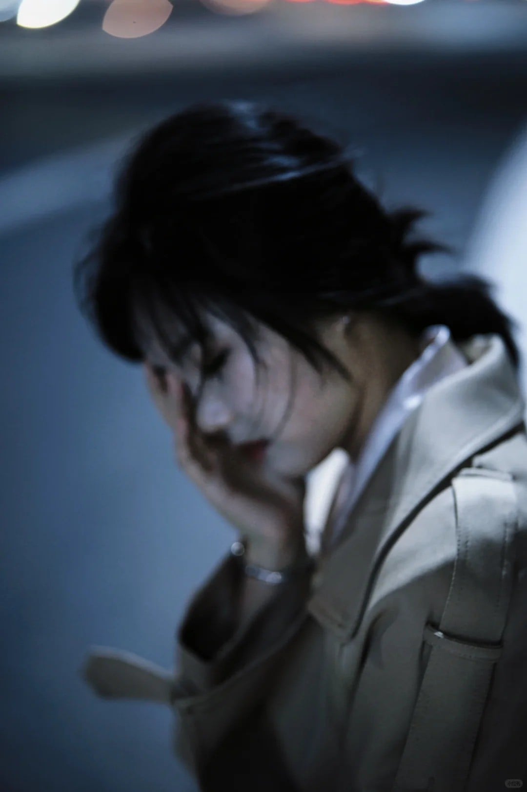 22. Đưa tay lên mặt trong cơn gió thoảng