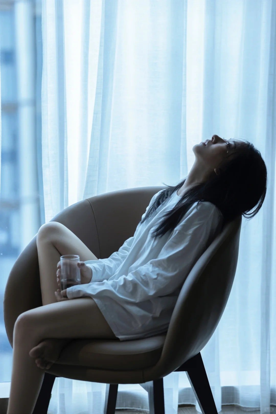 23. Ngả người trên ghế, đón ánh sáng xanh