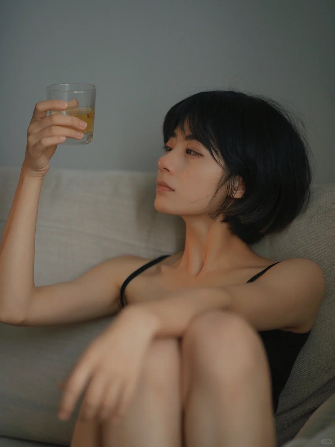 3. Trầm tư bên ly nước