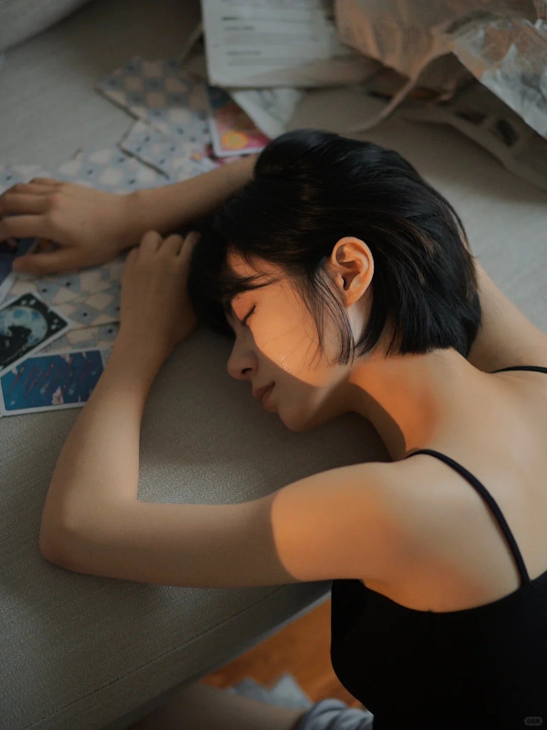 4. Gục đầu kiệt sức giữa bộn bề