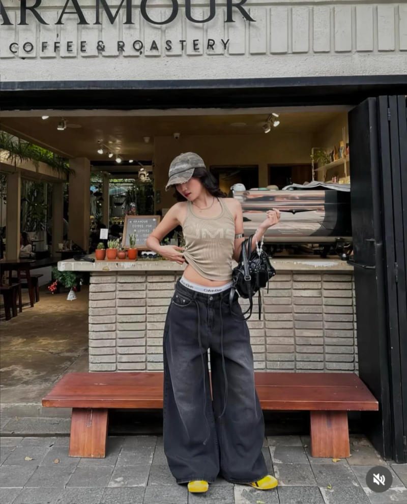 Tương tác với phụ kiện: Túi xách, kính râm và điện thoại