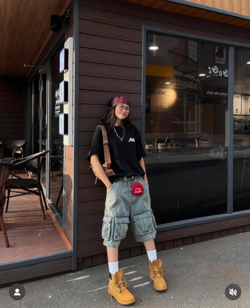 Tương tác với phụ kiện: Túi xách, kính râm và điện thoại