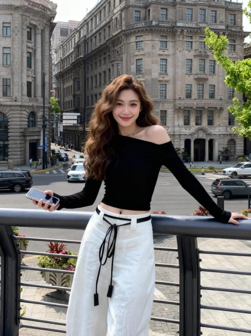 Dựa lưng vào lan can cười dịu dàng