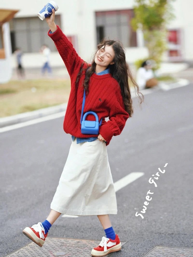 Tung tăng dạo phố và giơ cao cốc nước