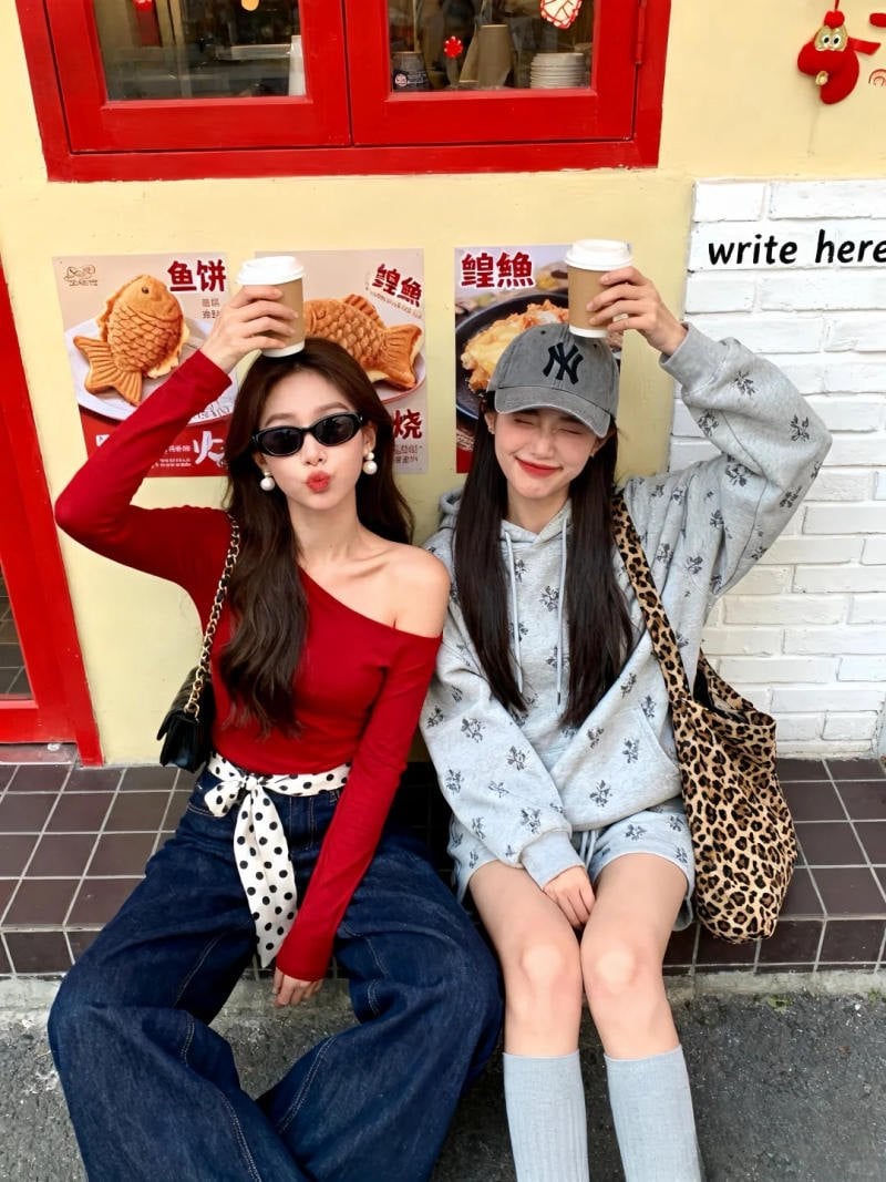 Tương tác với phụ kiện: Túi xách, kính râm và điện thoại