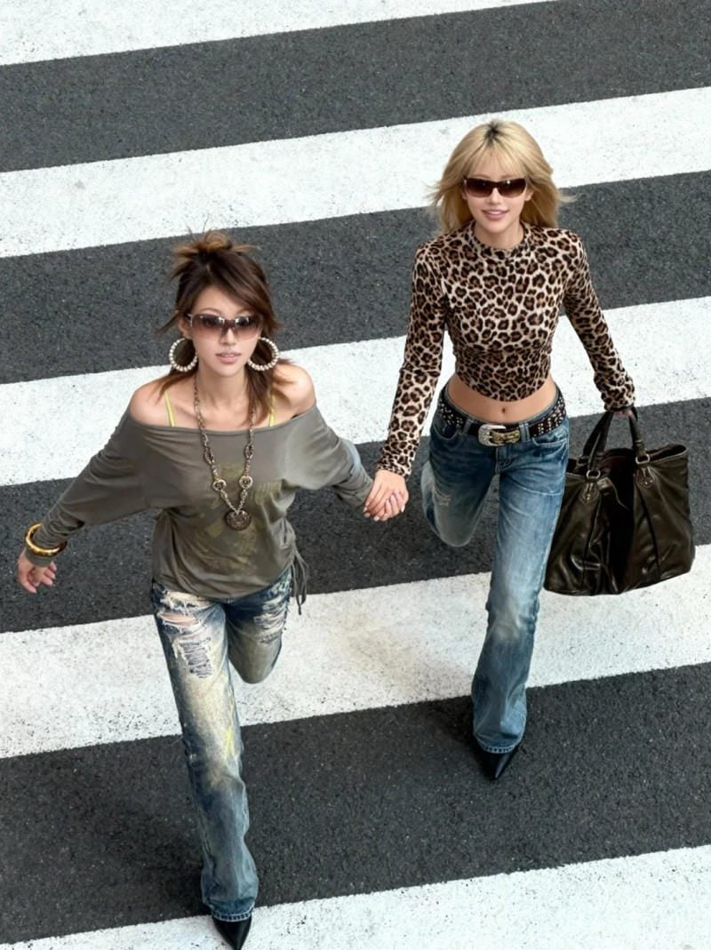 Sải bước năng động cùng bạn thân trên vạch kẻ đường