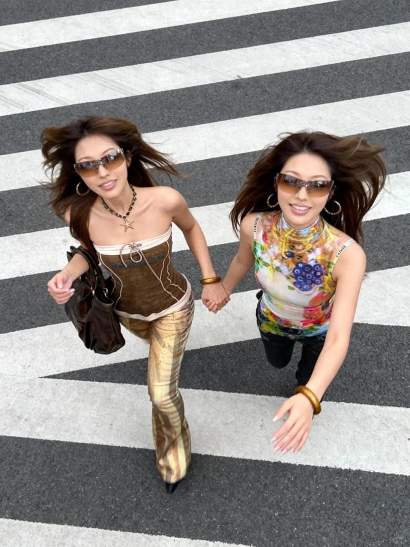 Sải bước năng động cùng bạn thân trên vạch kẻ đường