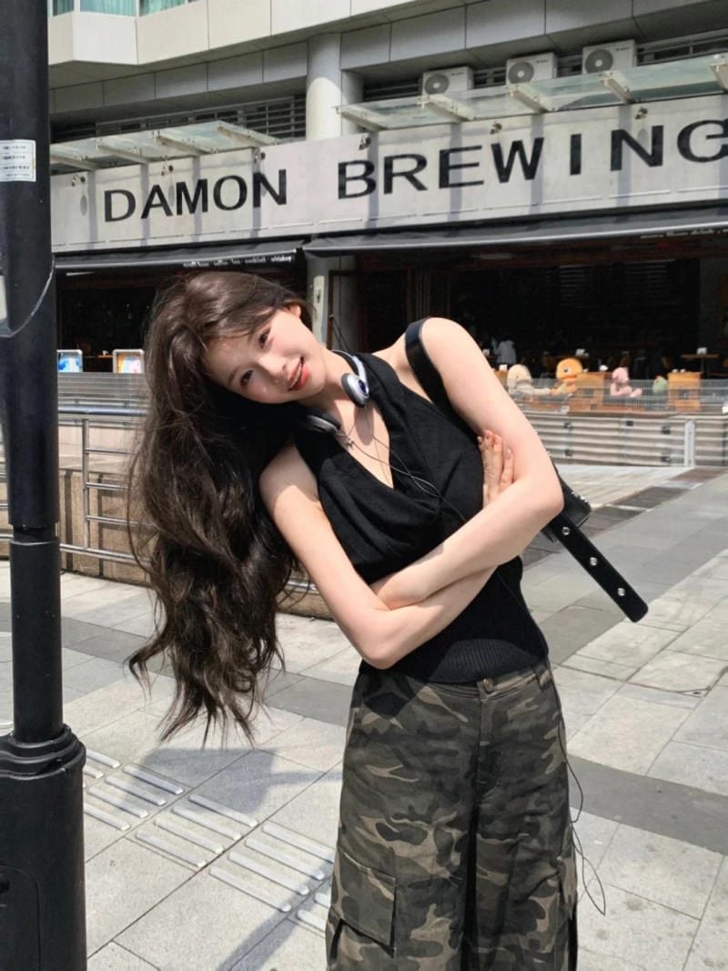 Tạo dáng nghiêng người khoanh tay tinh nghịch