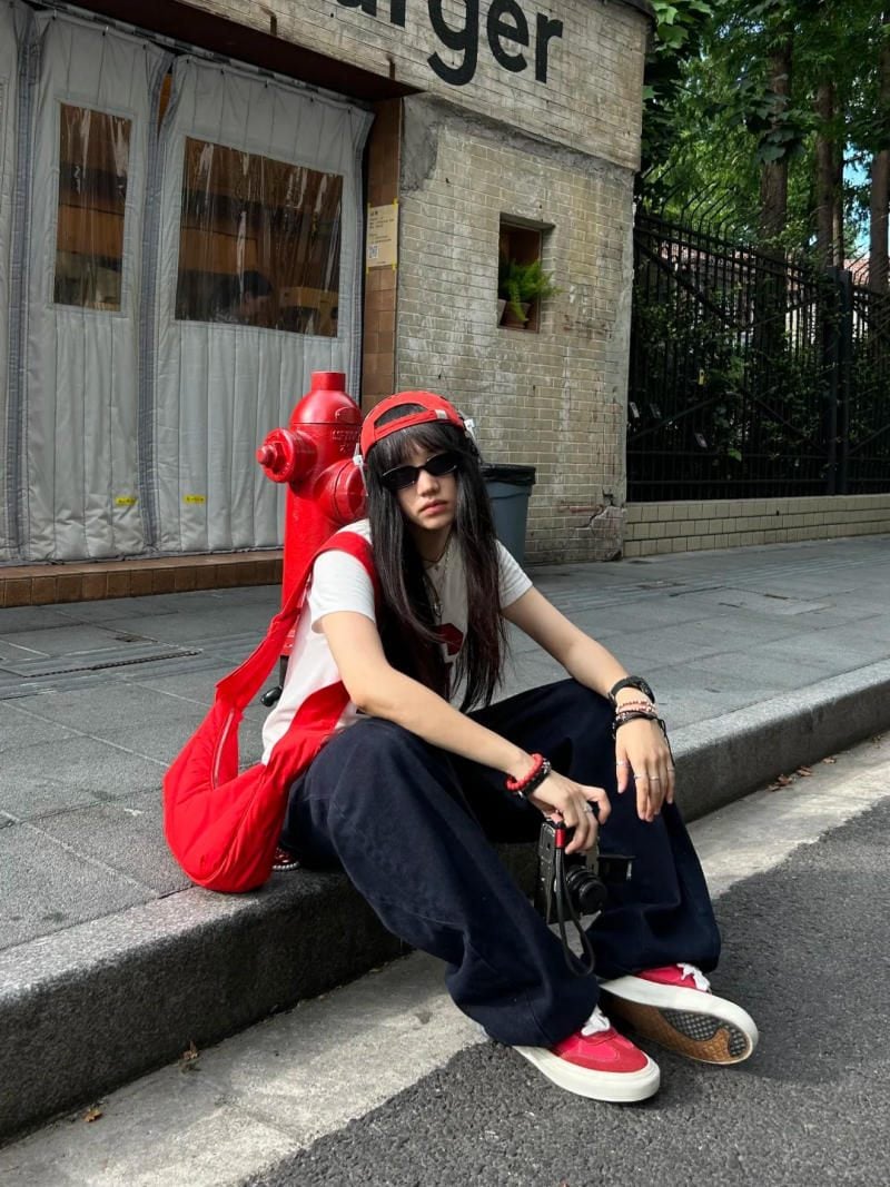 Ngồi bệt bên vệ đường cực