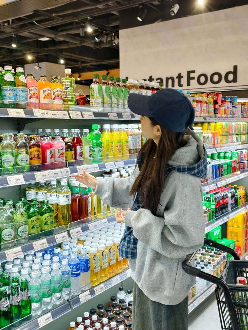 22. Với tay lấy đồ trên cao