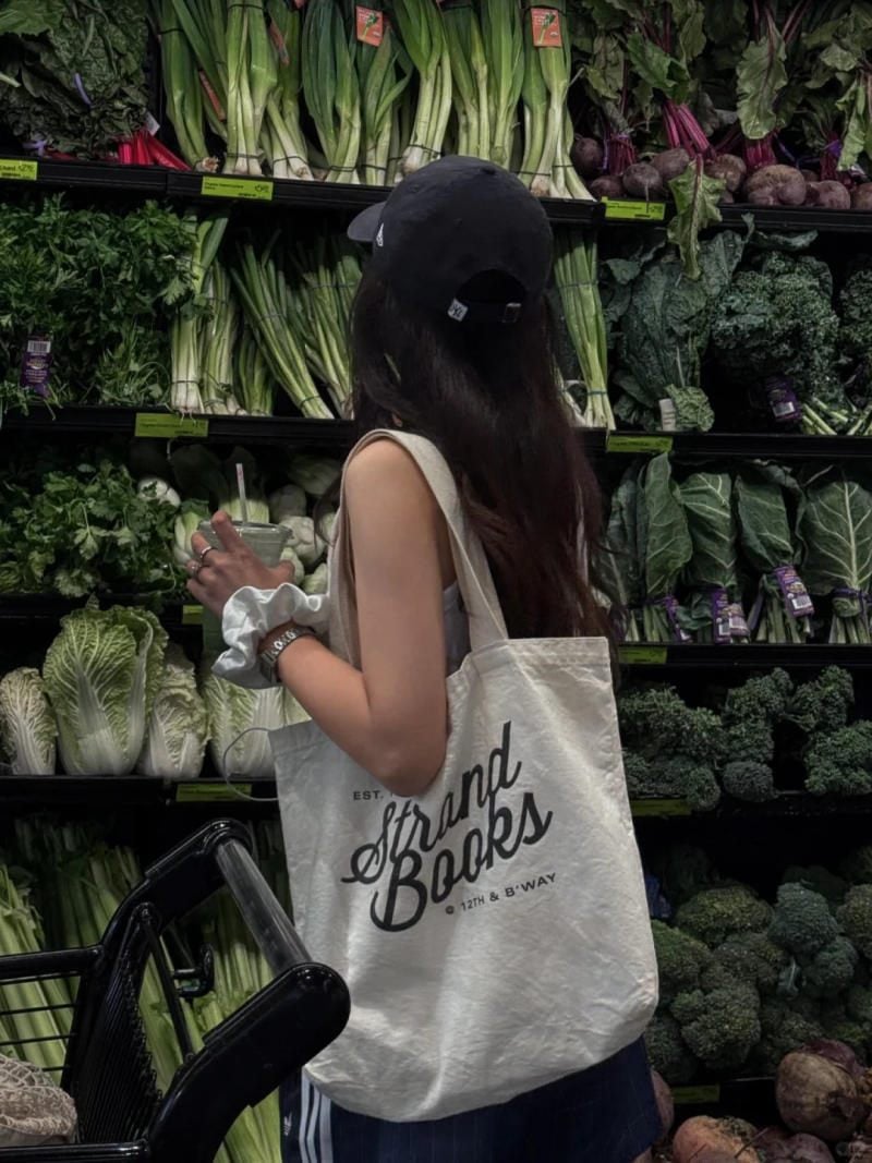 20. Bóng lưng bí ẩn bên quầy rau