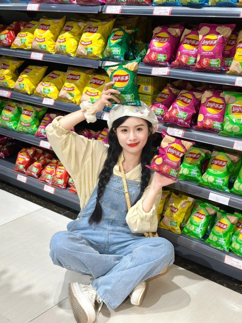 12. Ngồi bệt nghịch ngợm giữa lối đi