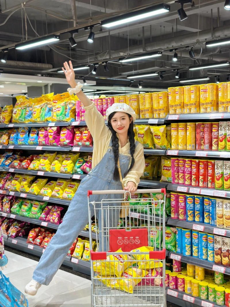 11. Ngả người thoải mái vào kệ hàng