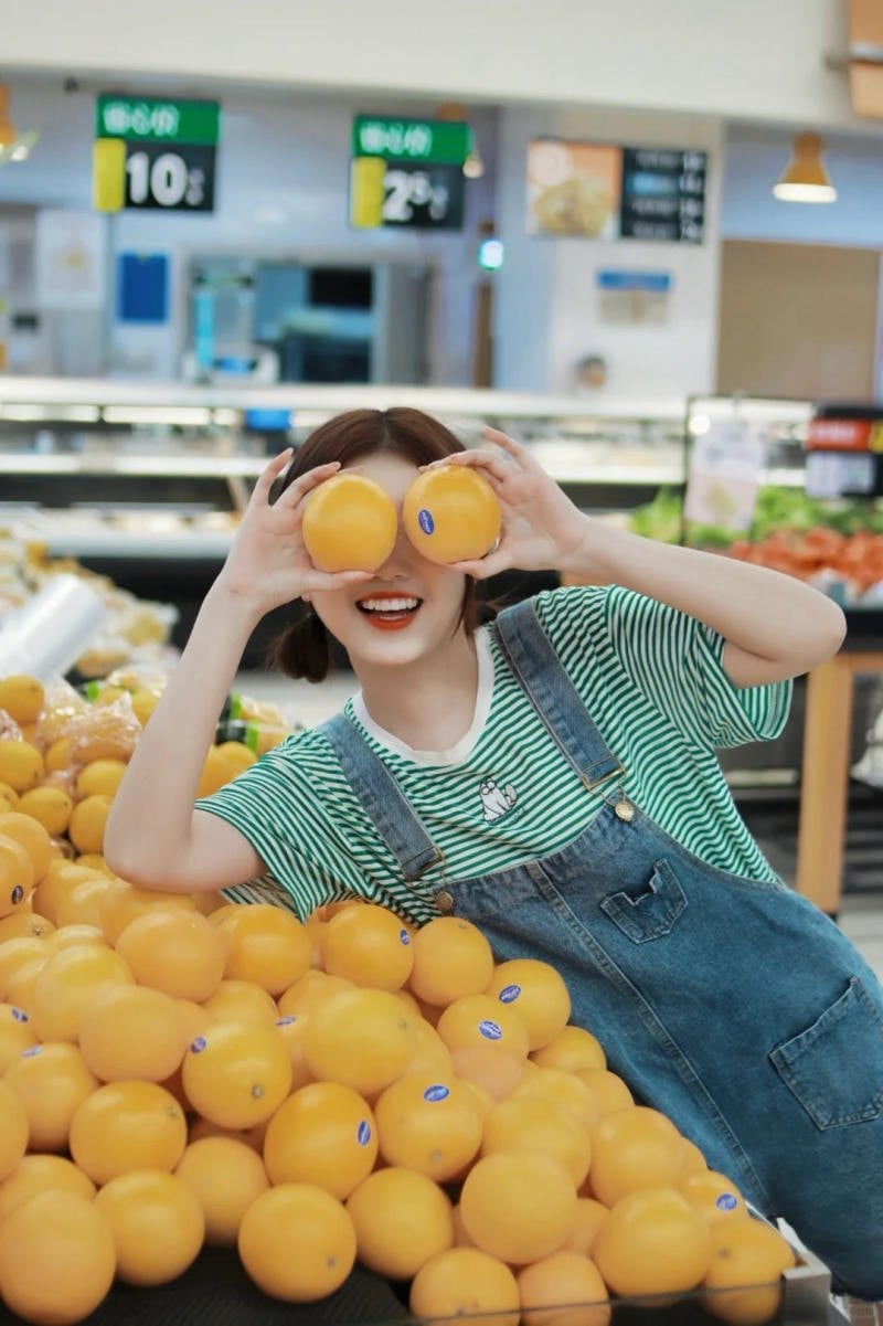 7. Che mắt tinh nghịch bằng trái cây