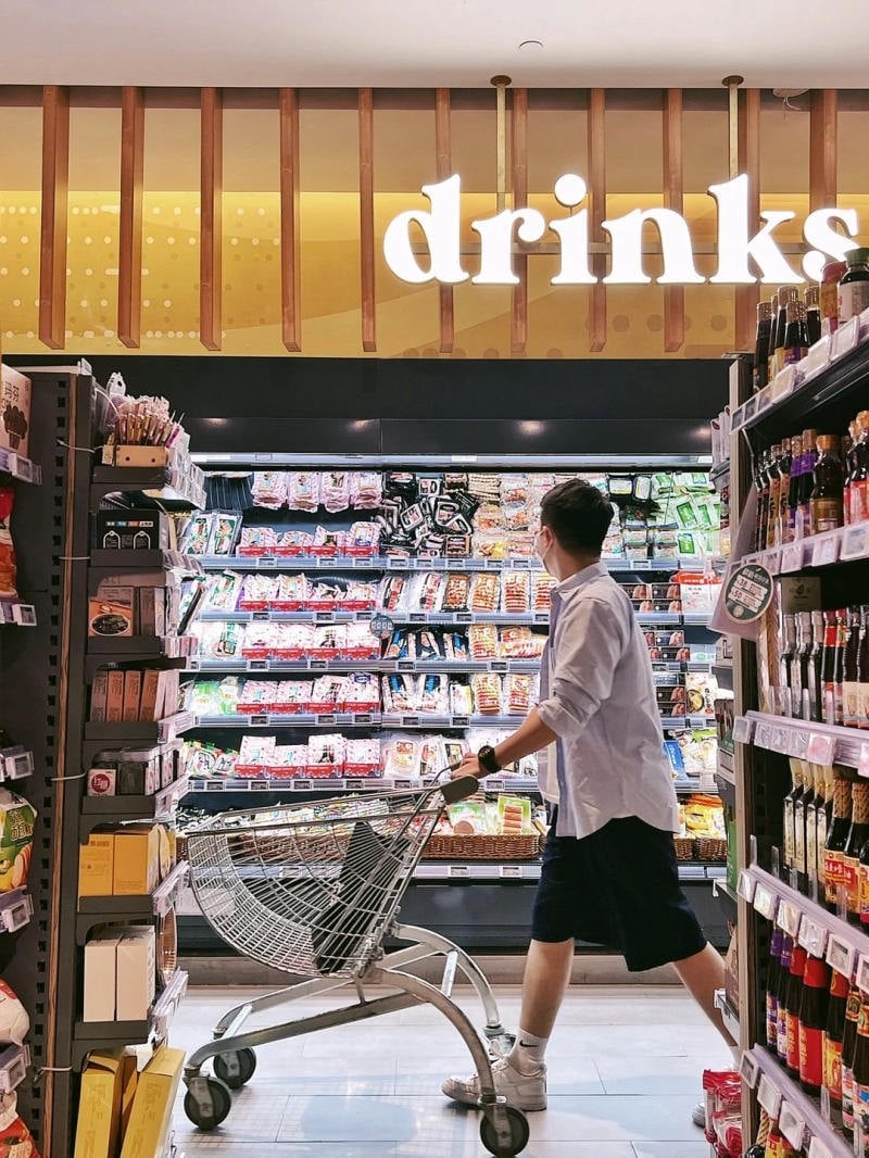 5. Dạo bước tự nhiên dưới biển hiệu