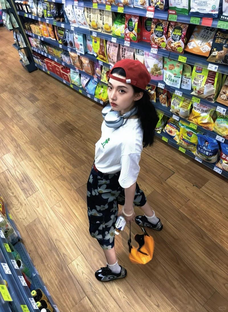 4. Ngoảnh lại cool ngầu với góc chụp rộng