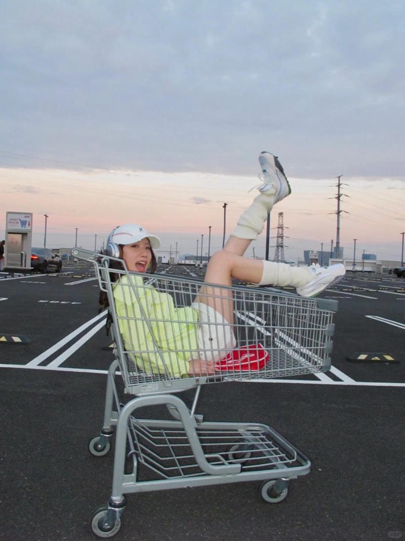 3. Tinh nghịch ngồi trong xe đẩy