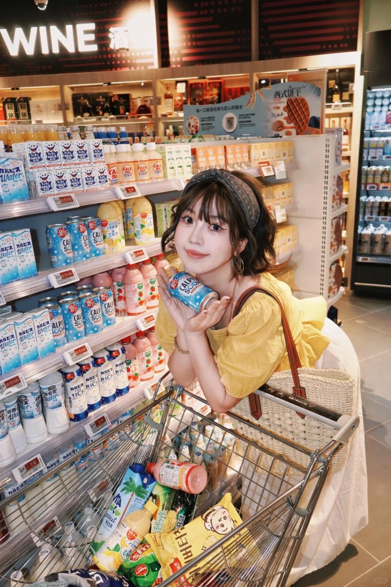 2. Tựa cằm nũng nịu bên xe hàng