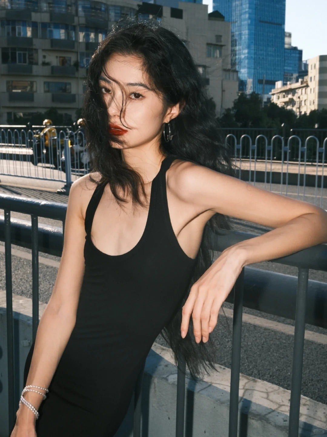 cách tạo dáng chụp ảnh trên cầu