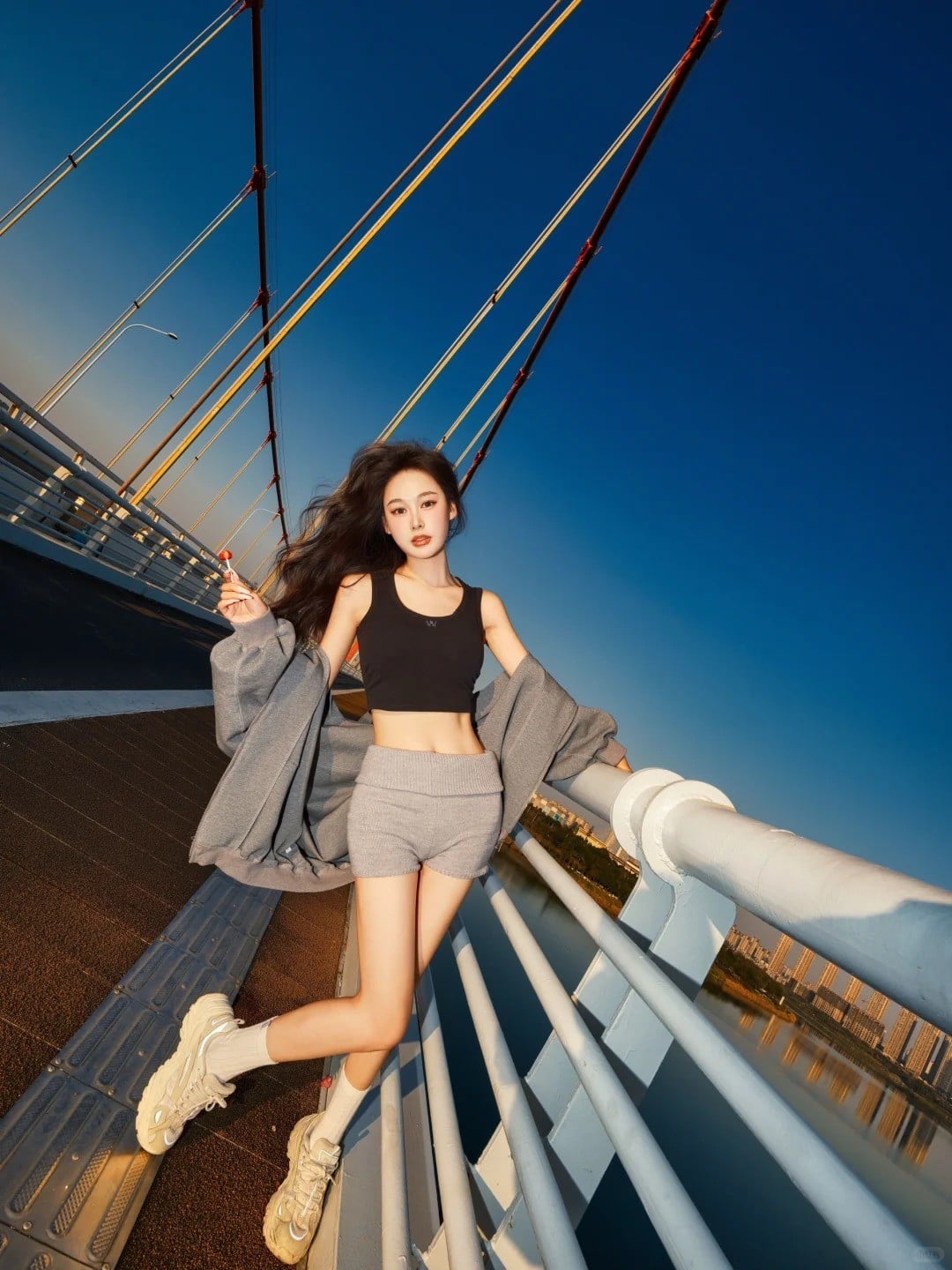 cách tạo dáng chụp ảnh trên cầu