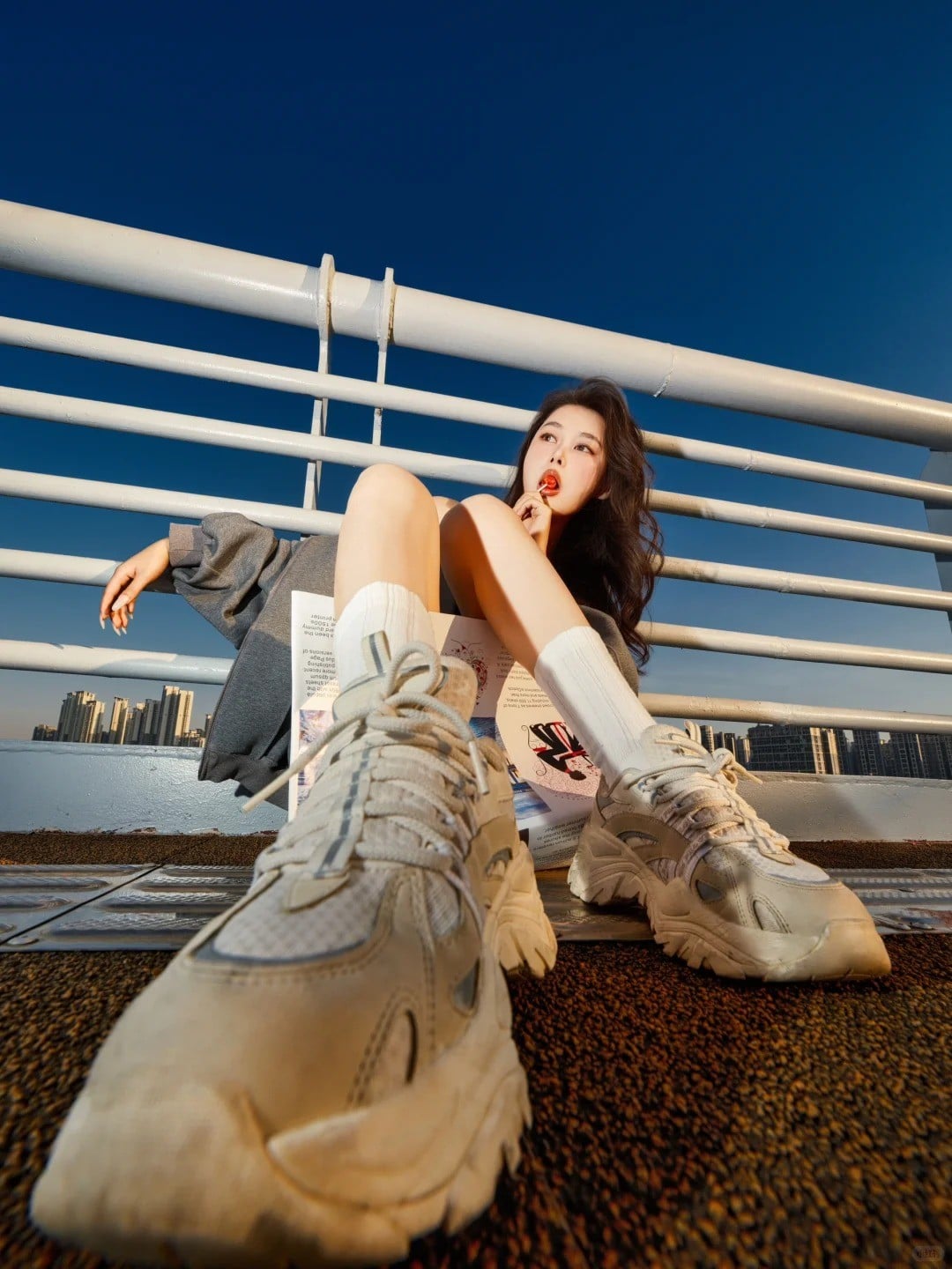 cách tạo dáng chụp ảnh trên cầu