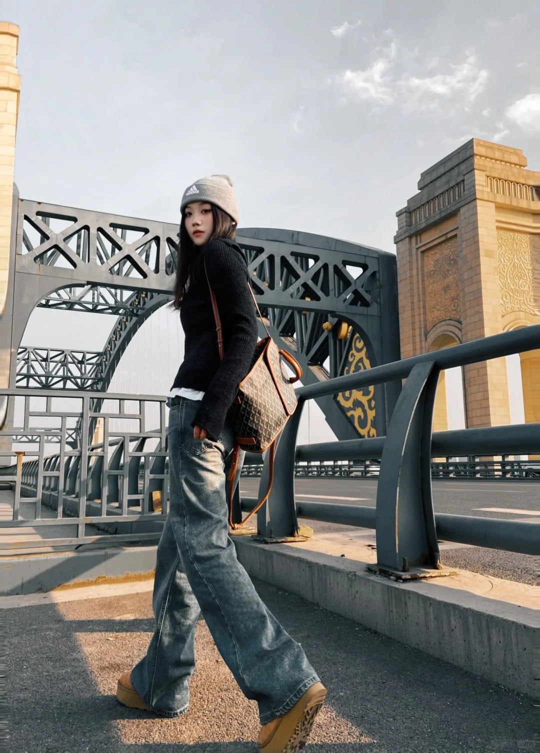 cách tạo dáng chụp ảnh trên cầu