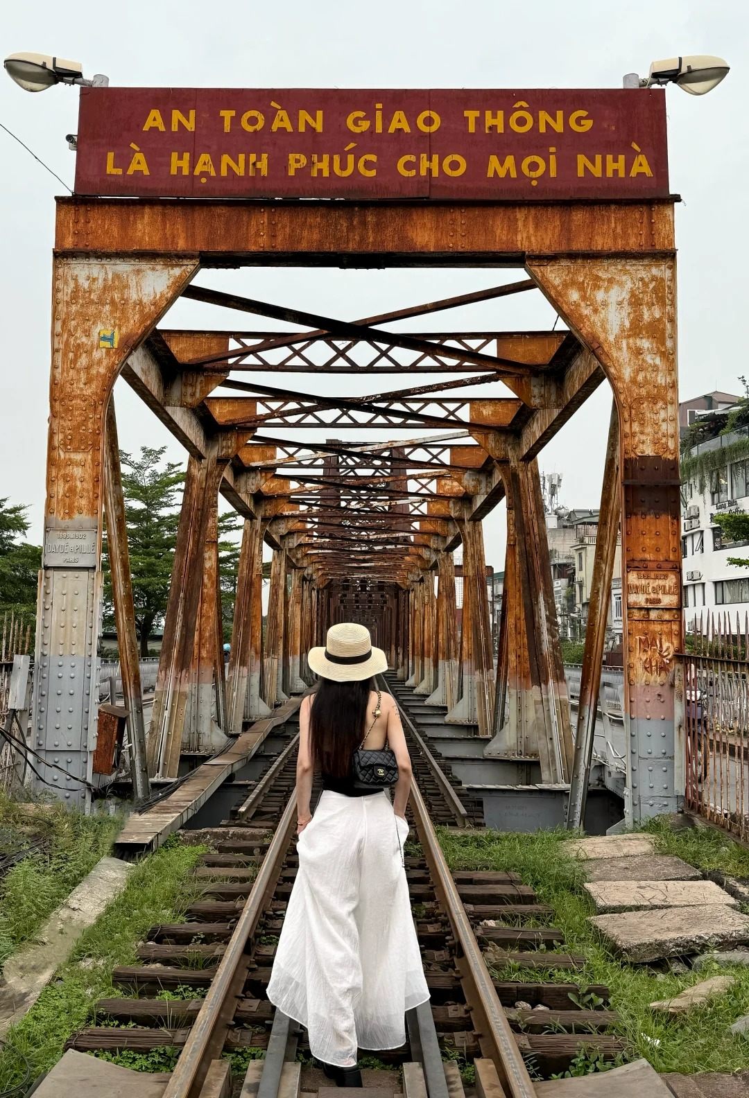 cách tạo dáng chụp ảnh trên cầu