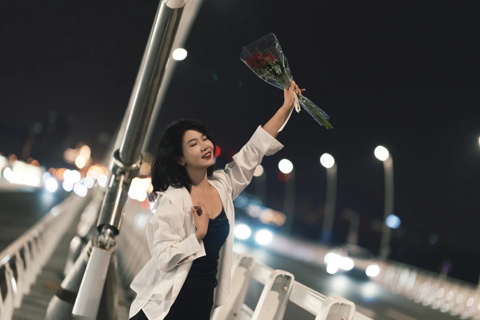 19. Tư thế giơ cao bó hoa, nụ cười hạnh phúc