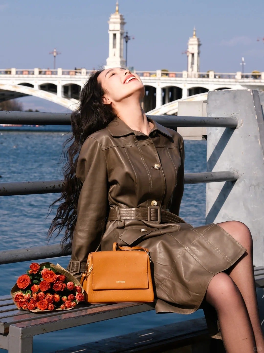 21. Tư thế ngồi trên ghế, ngả đầu tận hưởng nắng vàng