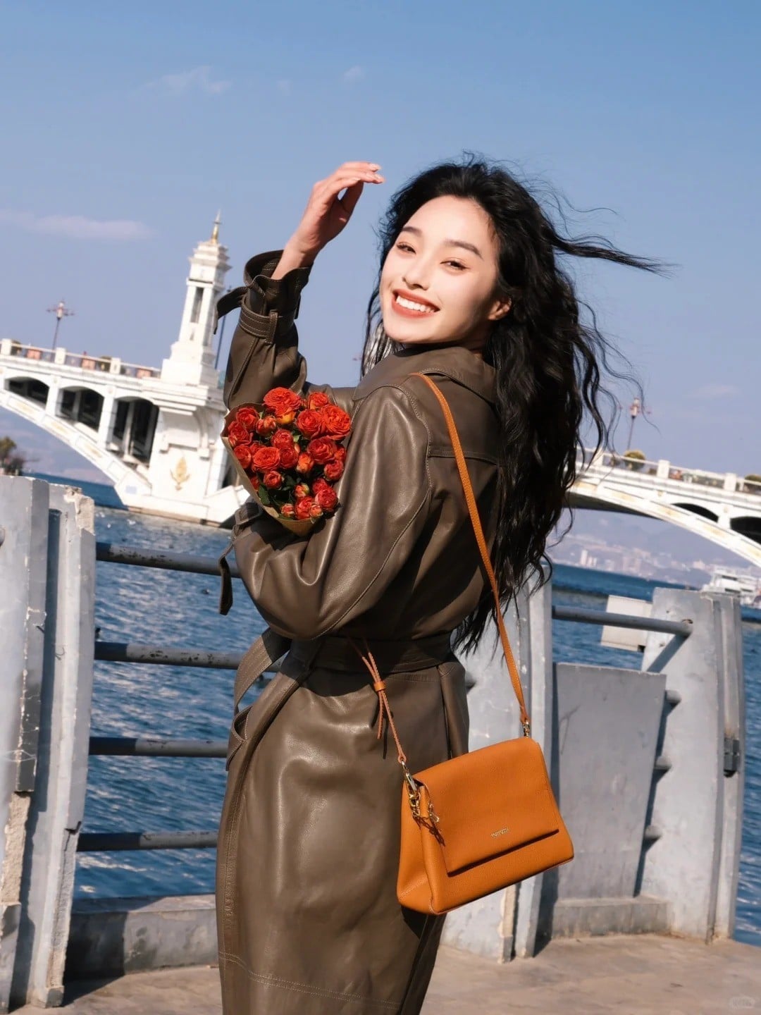 22. Tư thế quay người lại, tay vuốt tóc cười rạng rỡ