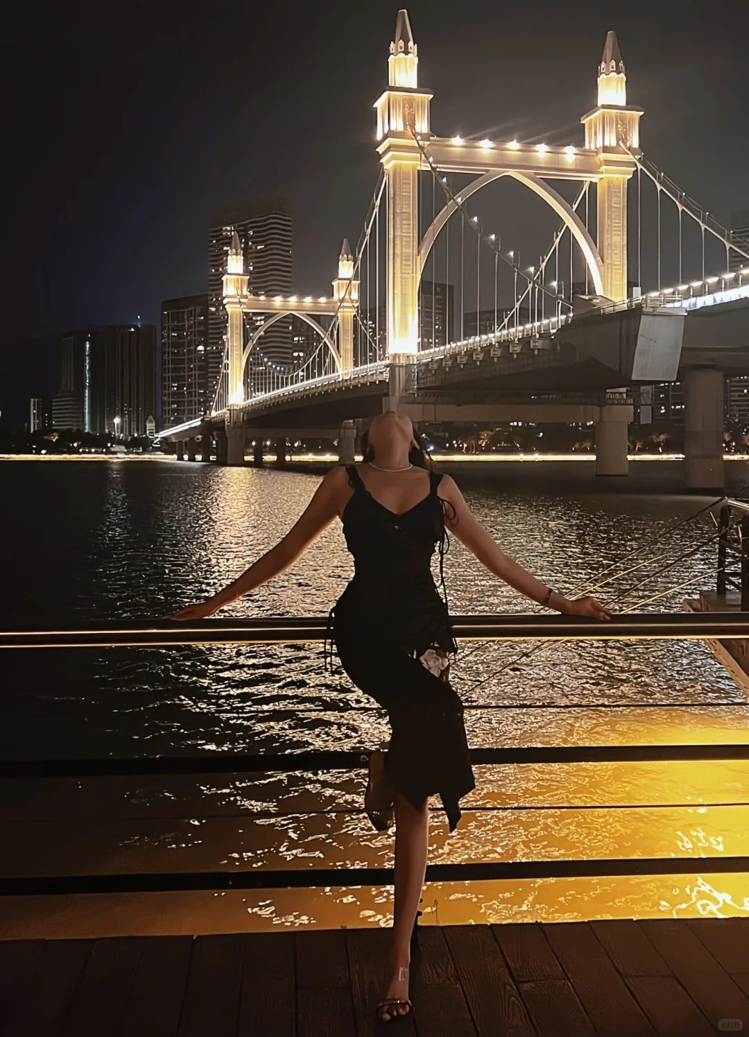 23. Tư thế ngả người ra sau, chân vắt chéo gợi cảm