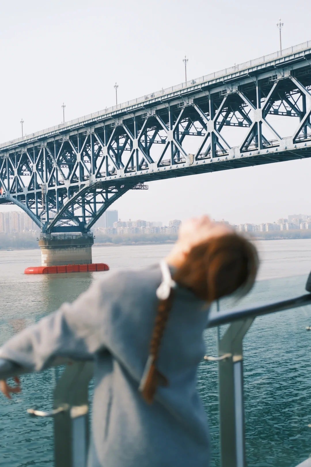 25. Tư thế ngả người chuyển động mờ ảo