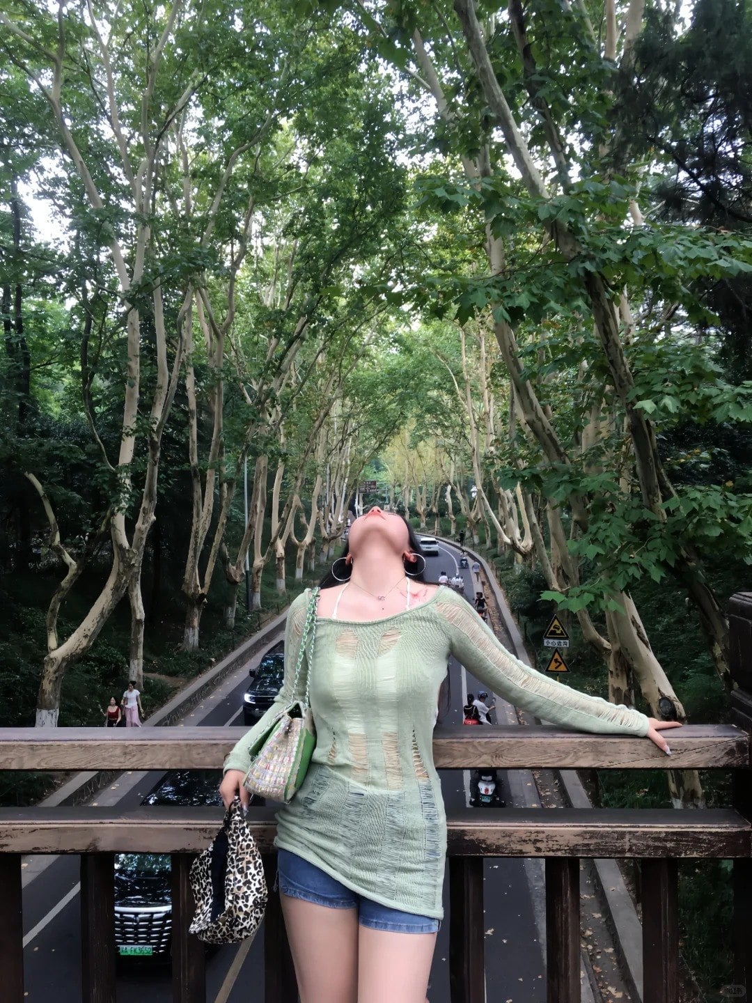 cách tạo dáng chụp ảnh trên cầu